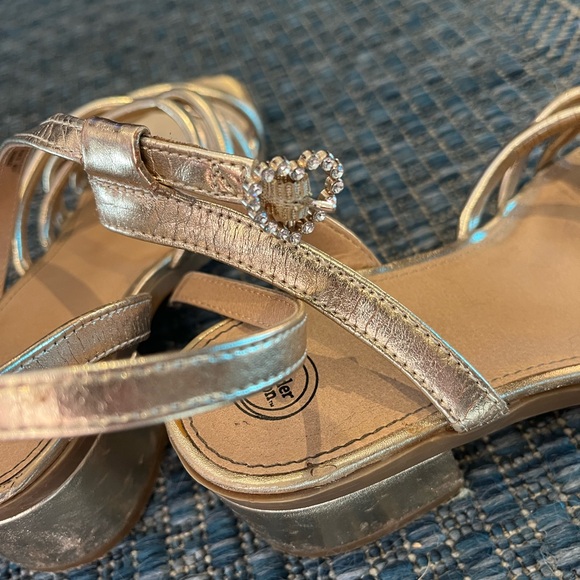 Wonder Nation Gold Strappy Kids Sandals - Picture 4 of 4